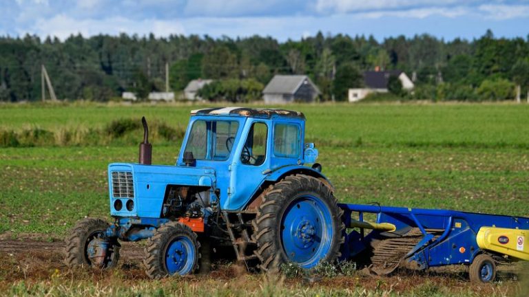 Autonomous Tractor Market Share & Leaders 2026